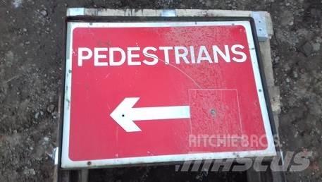  VARIOUS ROAD SIGNS Muut koneet