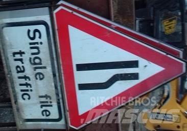  VARIOUS ROAD SIGNS Muut koneet