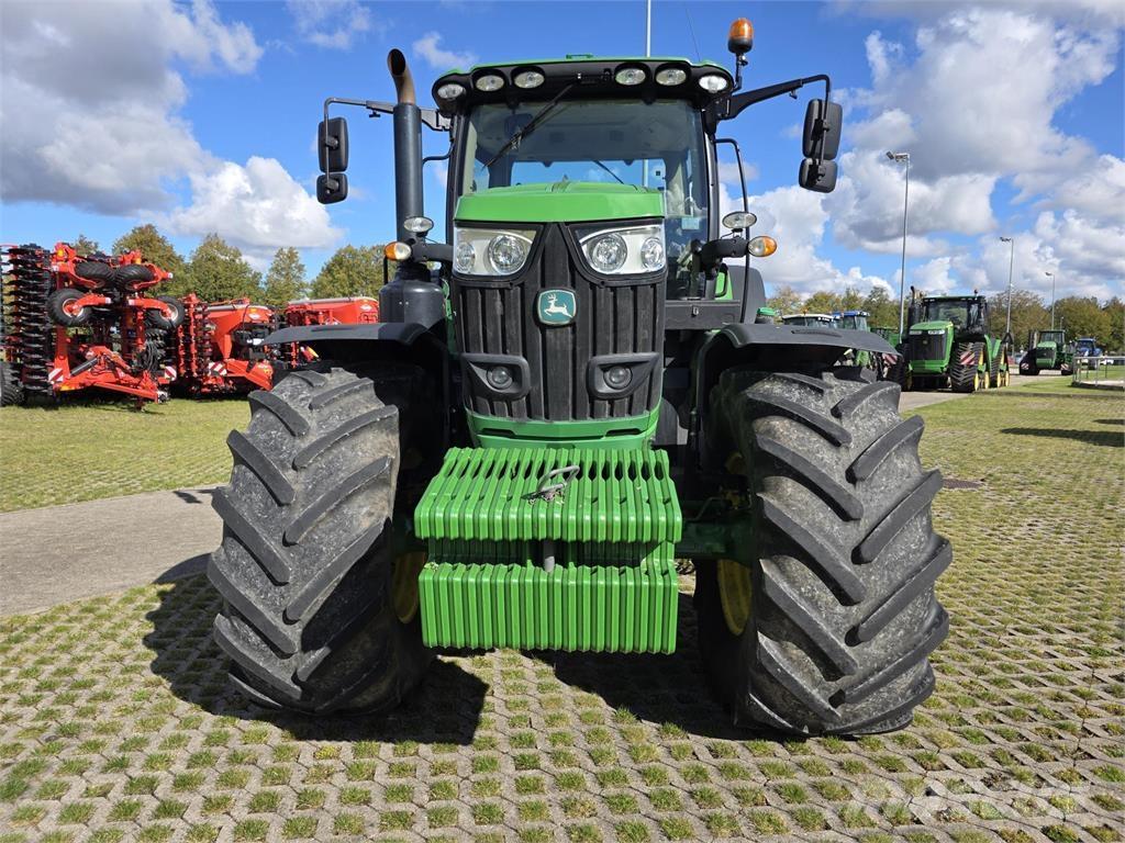 John Deere 6215R Traktorit