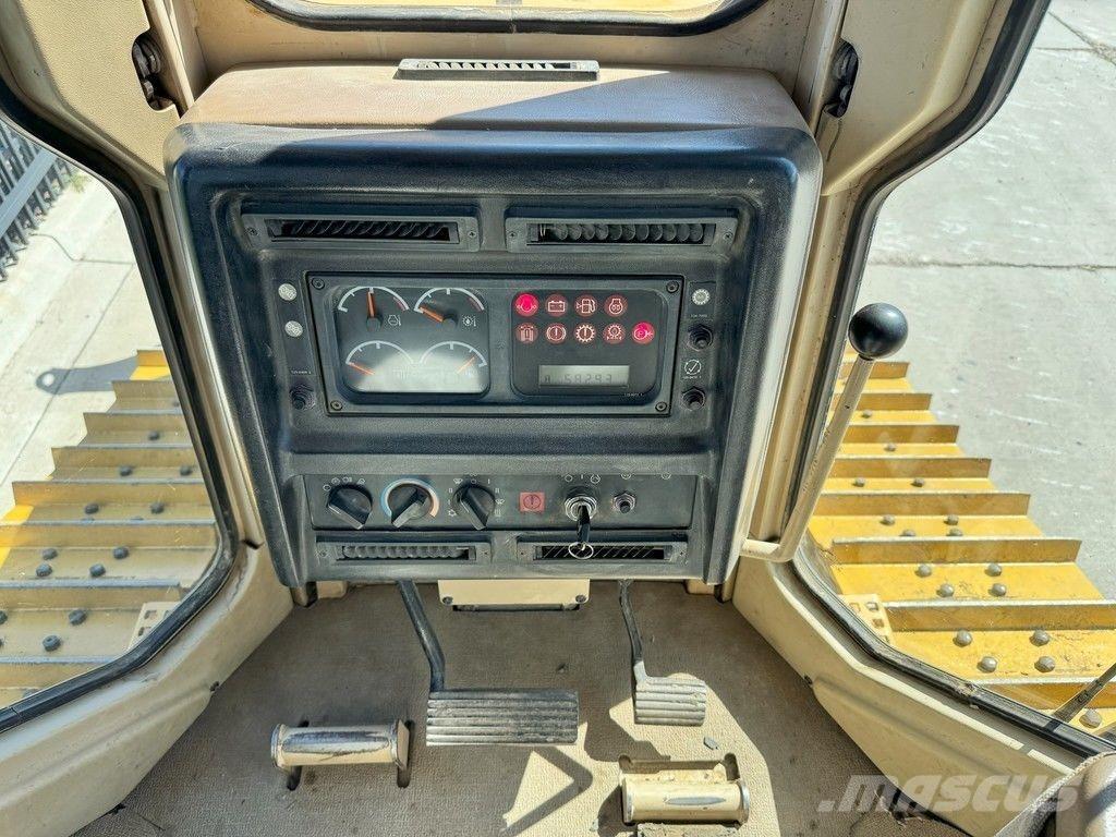 CAT D5M XL Telaketjupuskutraktorit