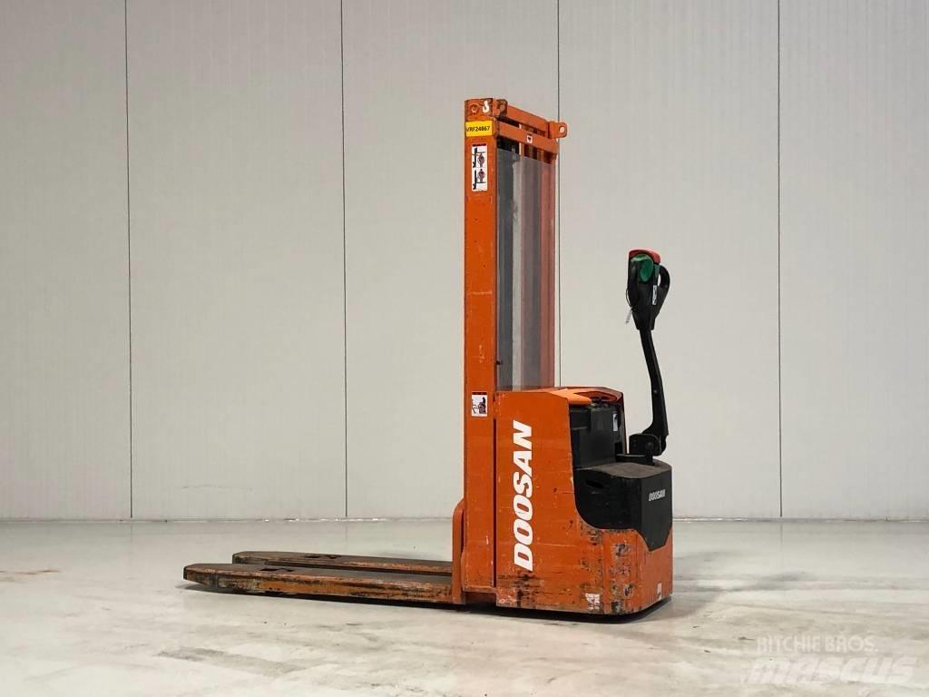 Doosan LEDS12.5C Käyden ajettavat pinoamistrukit