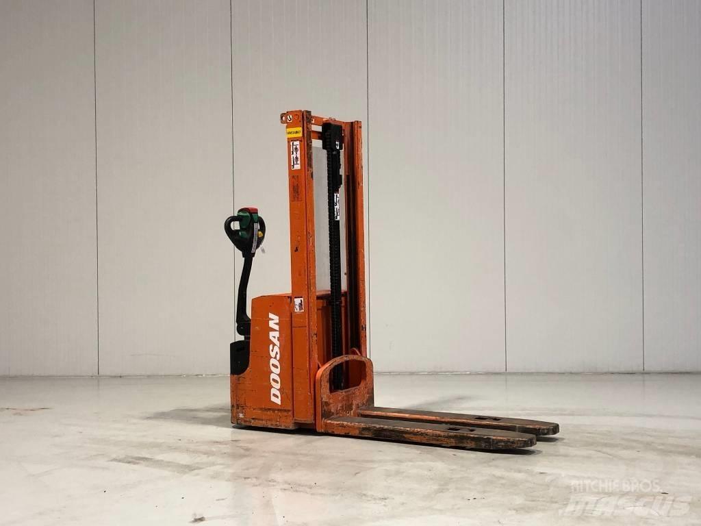 Doosan LEDS12.5C Käyden ajettavat pinoamistrukit