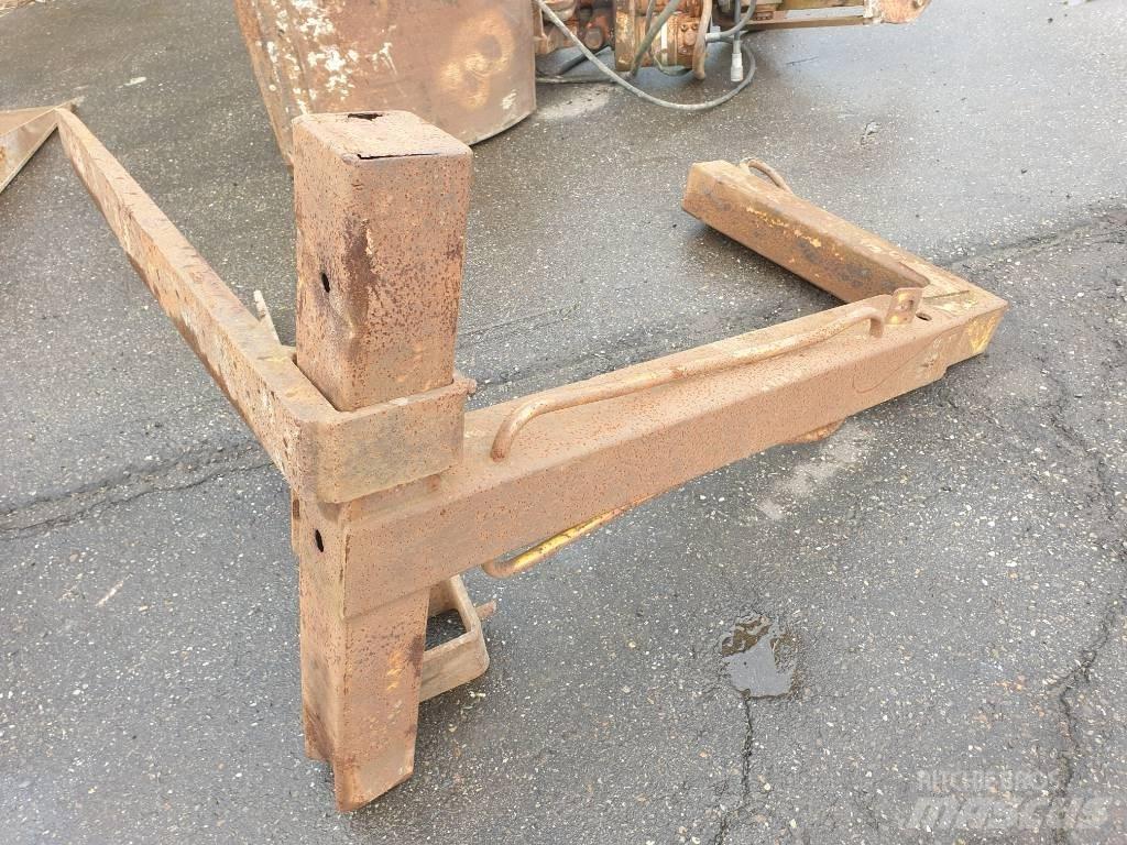  Frame with forks Trukkihaarukat