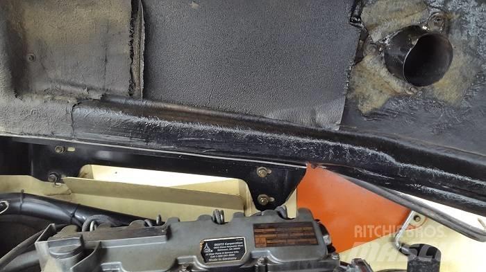 JLG AJ 600 Pienikokoiset itseliikkuvat puominostimet