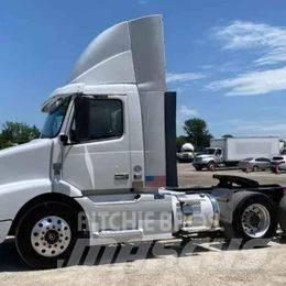 Volvo VNL 64T200 Tractor Units