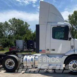Volvo VNL 64T200 Tractor Units