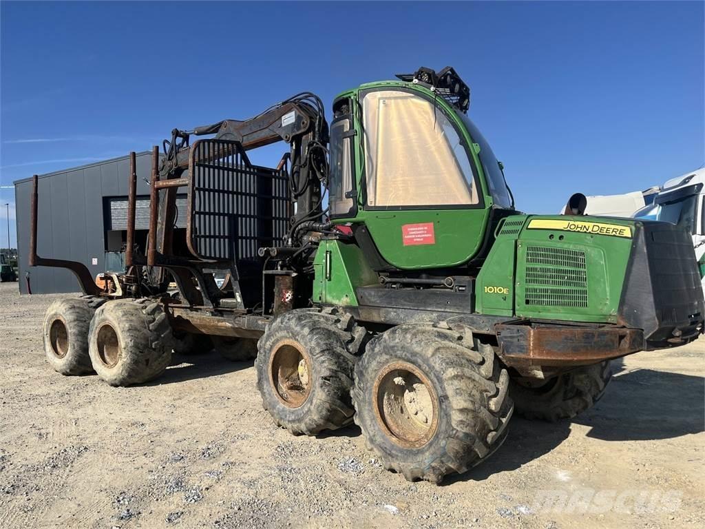 John Deere 1010E Harvesterit