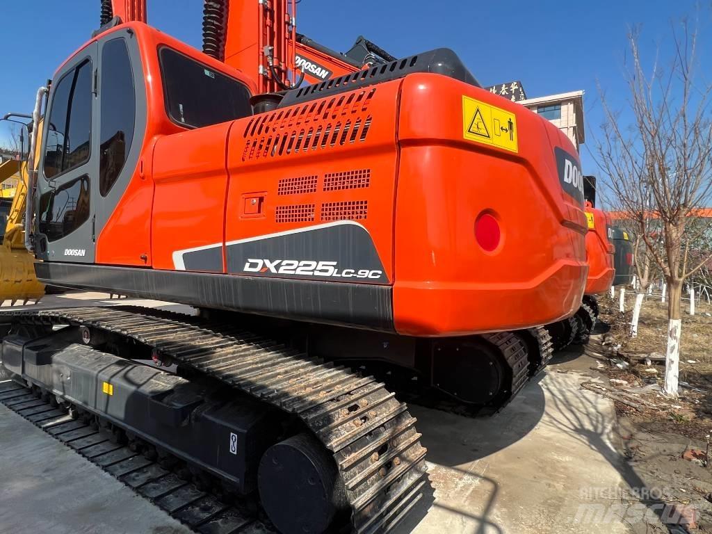 Doosan DX 225 Telakaivukoneet