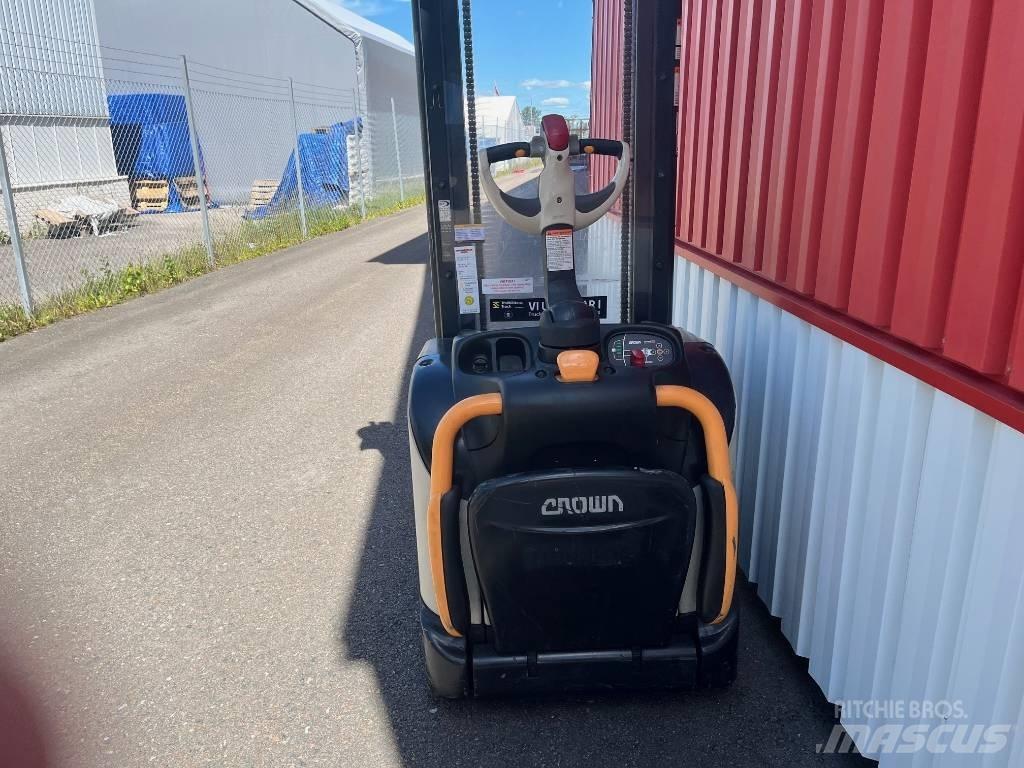 Crown ET4000-1.2 Käyden ajettavat pinoamistrukit