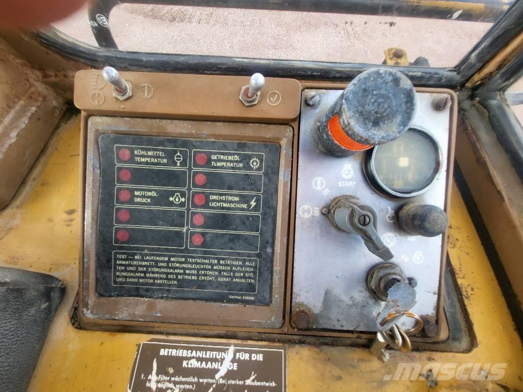 CAT 943 Telakuormaajat