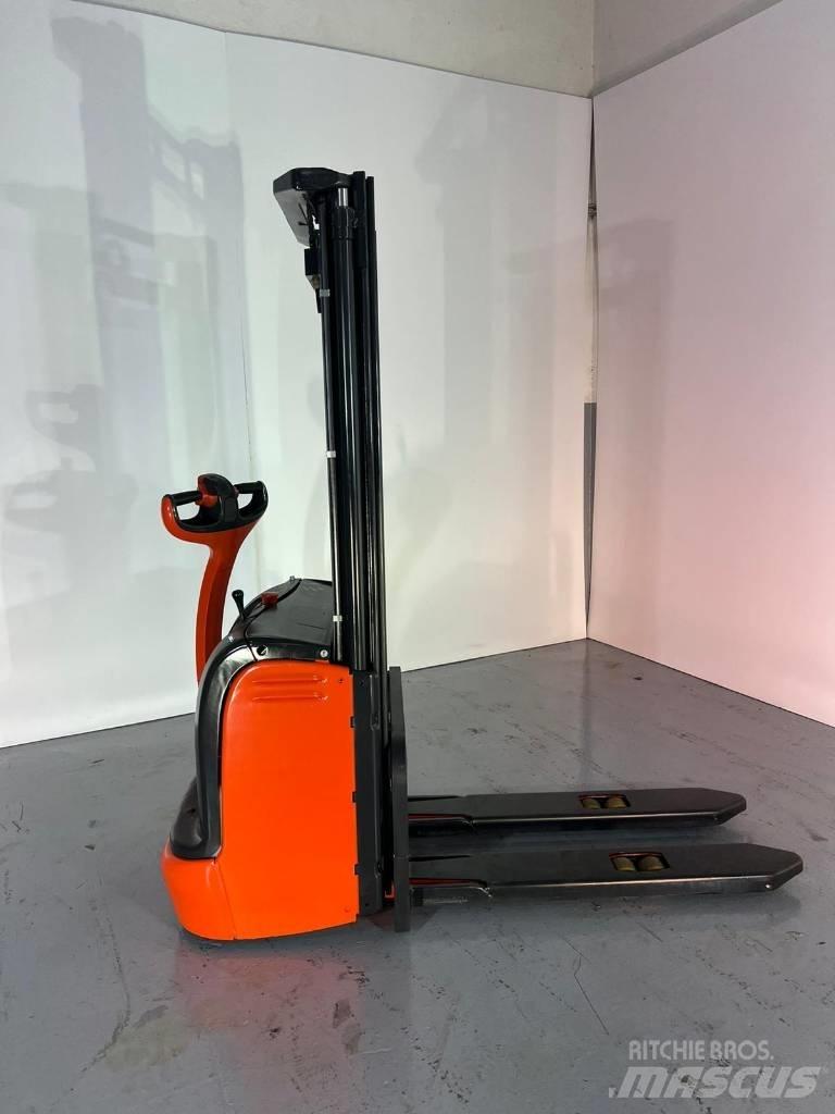 Linde L10 Käyden ajettavat pinoamistrukit