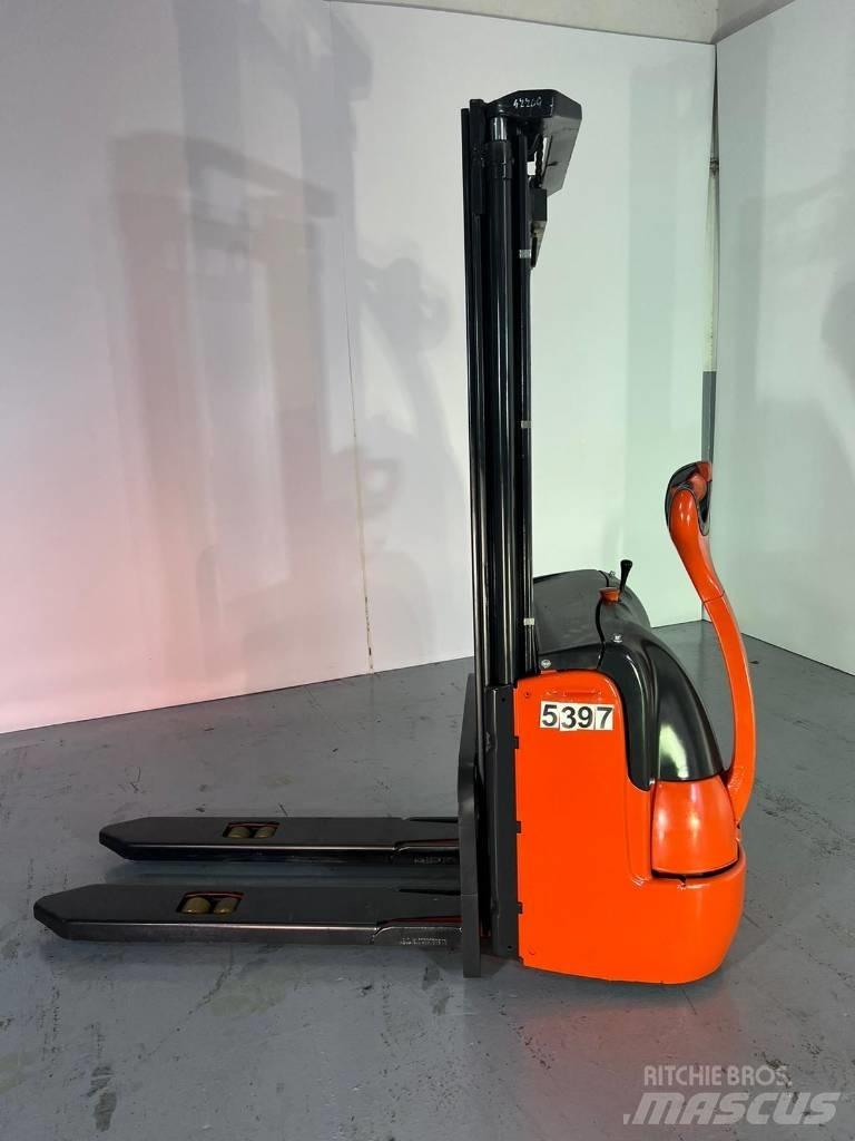 Linde L10 Käyden ajettavat pinoamistrukit