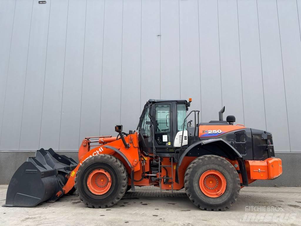 Hitachi ZW 250-6 Pyöräkuormaajat