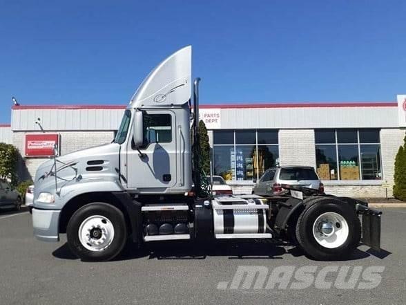 Mack PINNACLE CXU612 Vetopöytäautot
