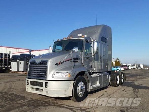Mack PINNACLE CXU613 Vetopöytäautot