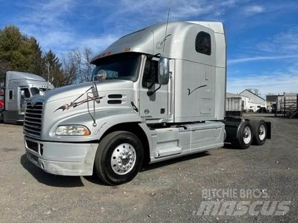 Mack PINNACLE CXU613 Vetopöytäautot