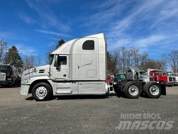 Mack PINNACLE CXU613 Vetopöytäautot
