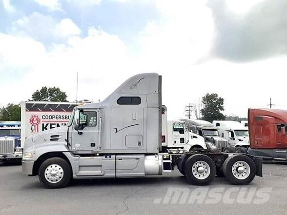 Mack PINNACLE CXU613 Vetopöytäautot