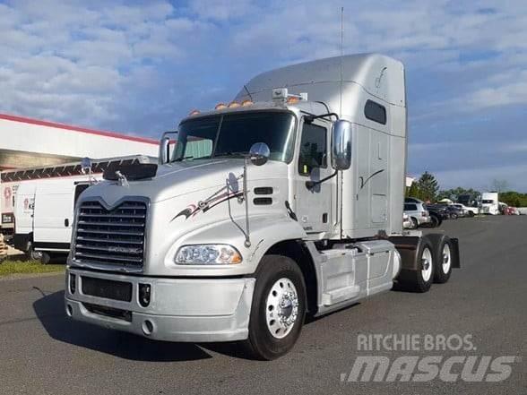 Mack PINNACLE CXU613 Vetopöytäautot