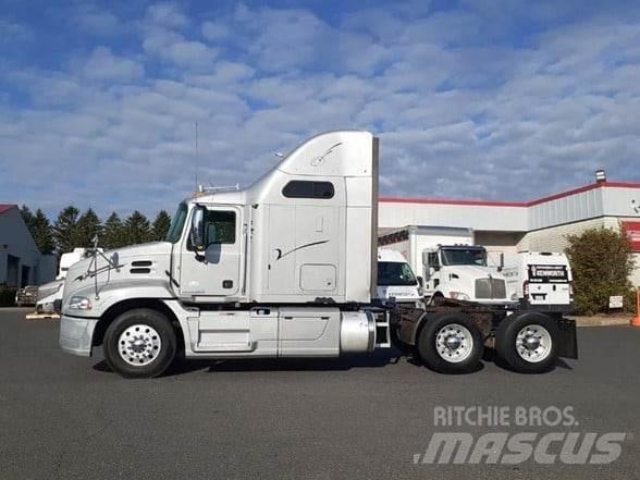 Mack PINNACLE CXU613 Vetopöytäautot