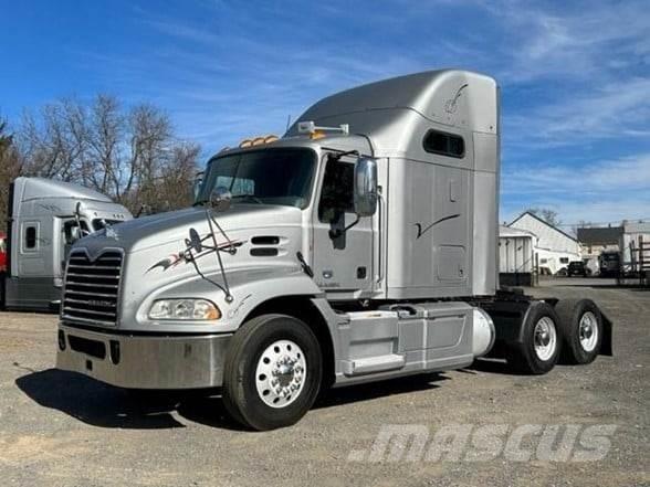 Mack PINNACLE CXU613 Vetopöytäautot