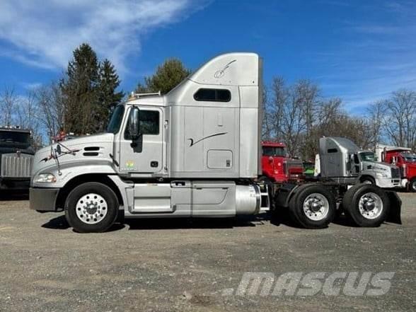 Mack PINNACLE CXU613 Vetopöytäautot