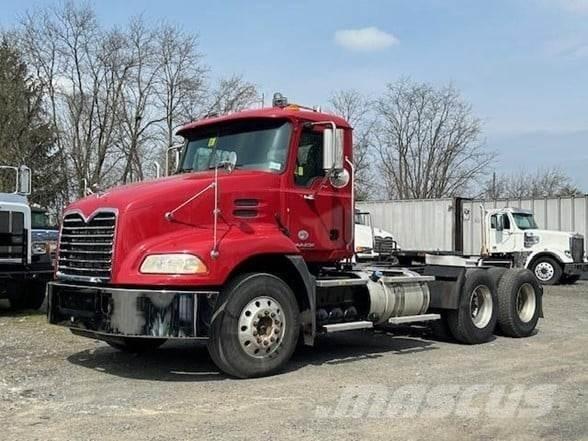 Mack PINNACLE CXU613 Vetopöytäautot