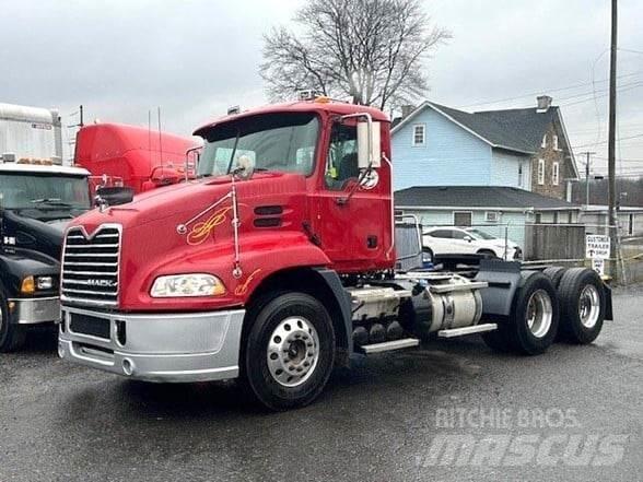 Mack PINNACLE CXU613 Vetopöytäautot