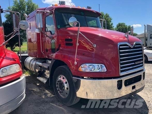 Mack PINNACLE CXU613 Vetopöytäautot