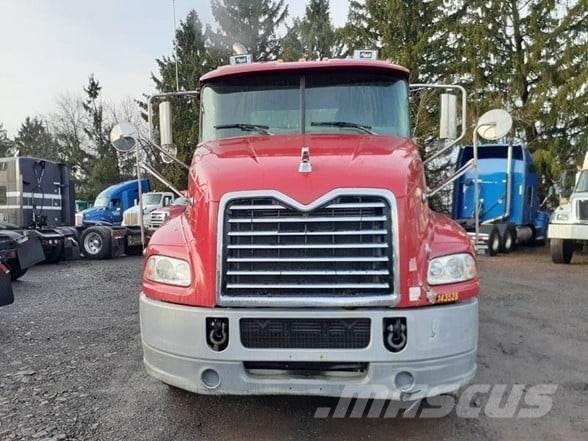Mack PINNACLE CXU613 Vetopöytäautot