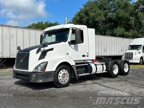 Volvo VNL64T300 Vetopöytäautot