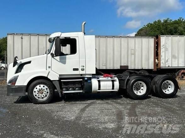 Volvo VNL64T300 Vetopöytäautot
