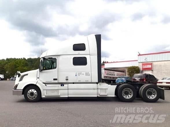 Volvo VNL64T780 Vetopöytäautot
