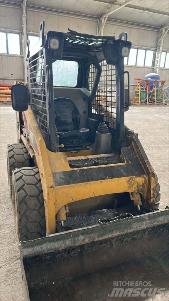 CAT 216 B Liukuohjatut kuormaajat