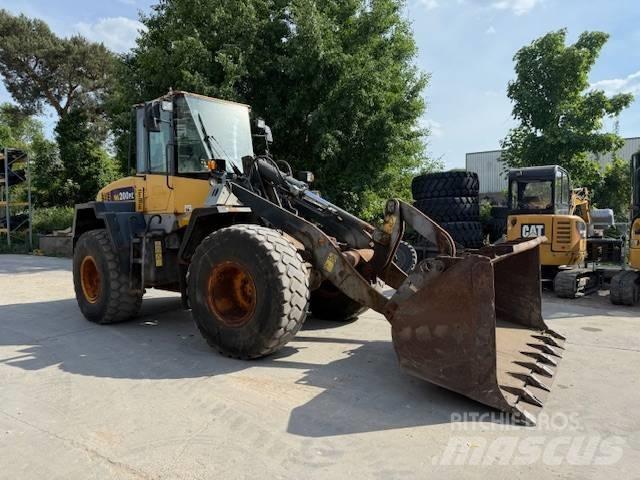 Komatsu WA 200 Pyöräkuormaajat