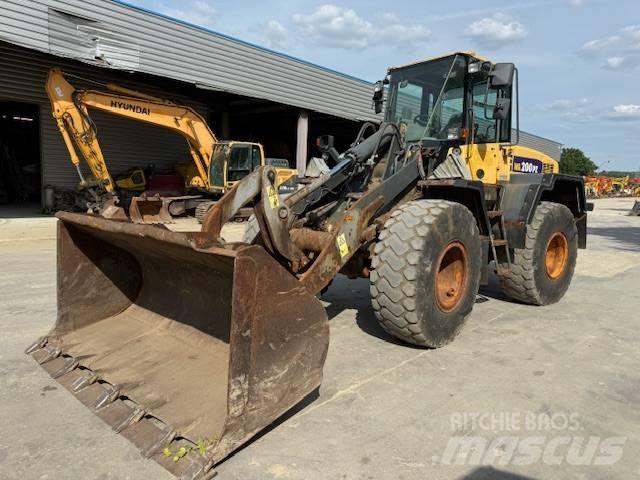 Komatsu WA 200 Pyöräkuormaajat