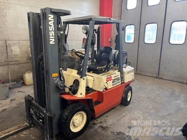 Nissan UJ02 A 25 U Nestekaasutrukit