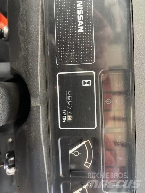 Nissan UJ02 A 25 U Nestekaasutrukit
