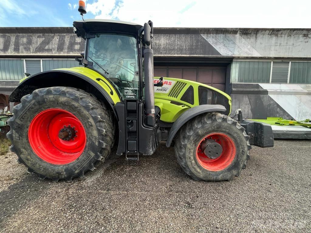 CLAAS Axion 810 Traktorit
