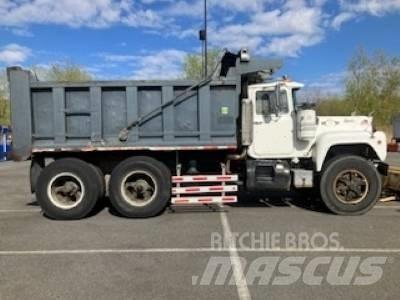 Mack RD 690 SX Sora- ja kippiautot