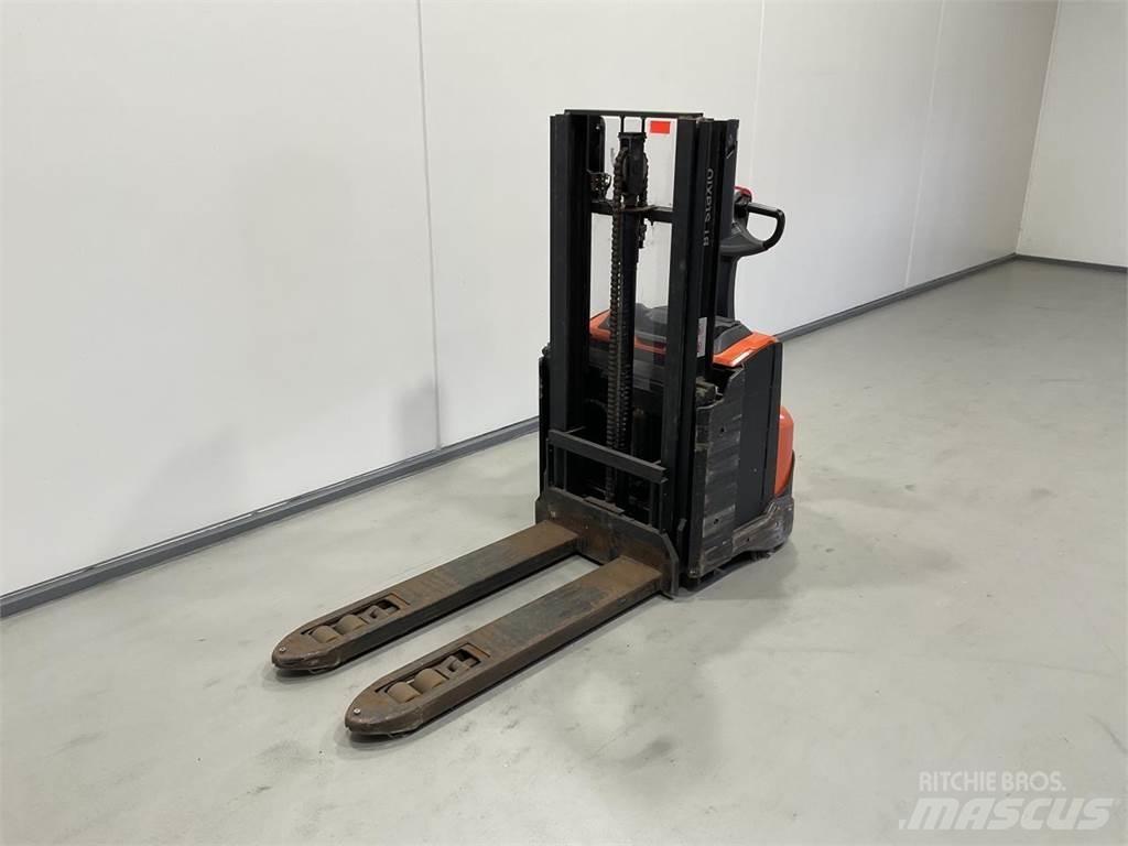 Toyota SWE200D Ajettavat pinoamisvaunut