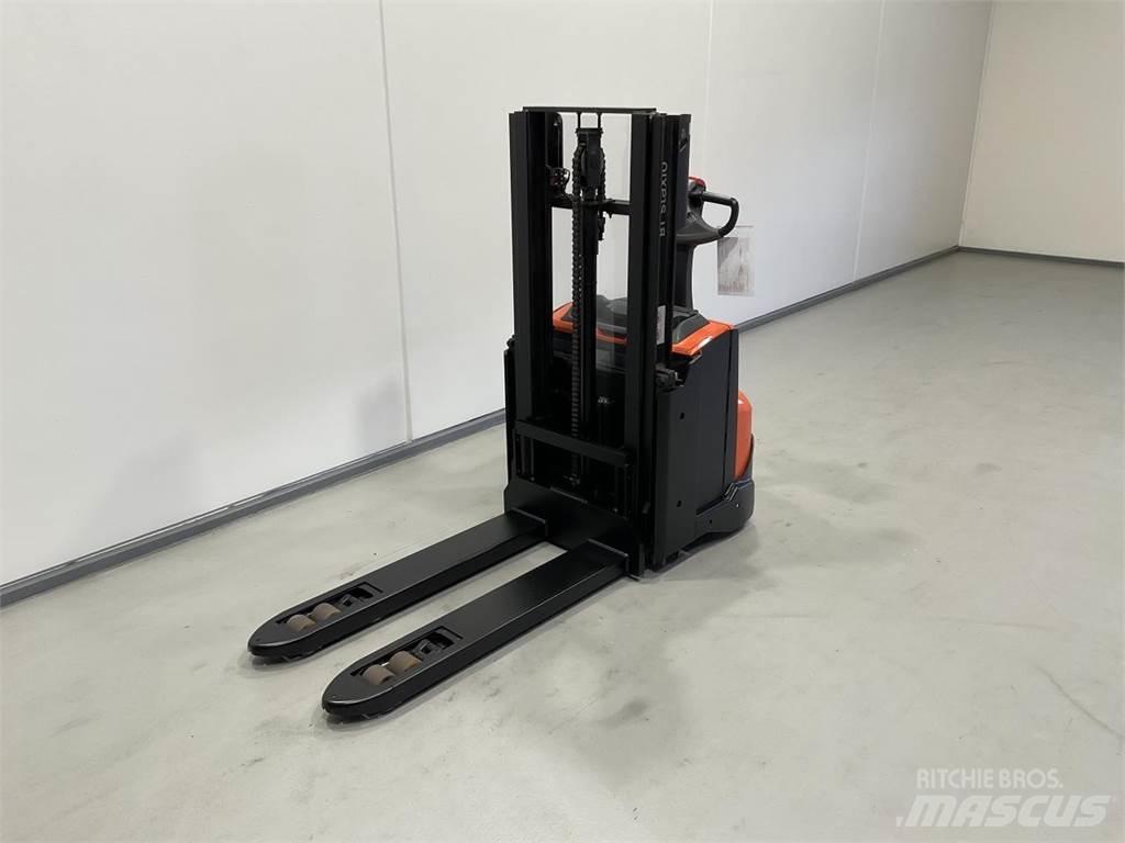 Toyota SWE200D Ajettavat pinoamisvaunut