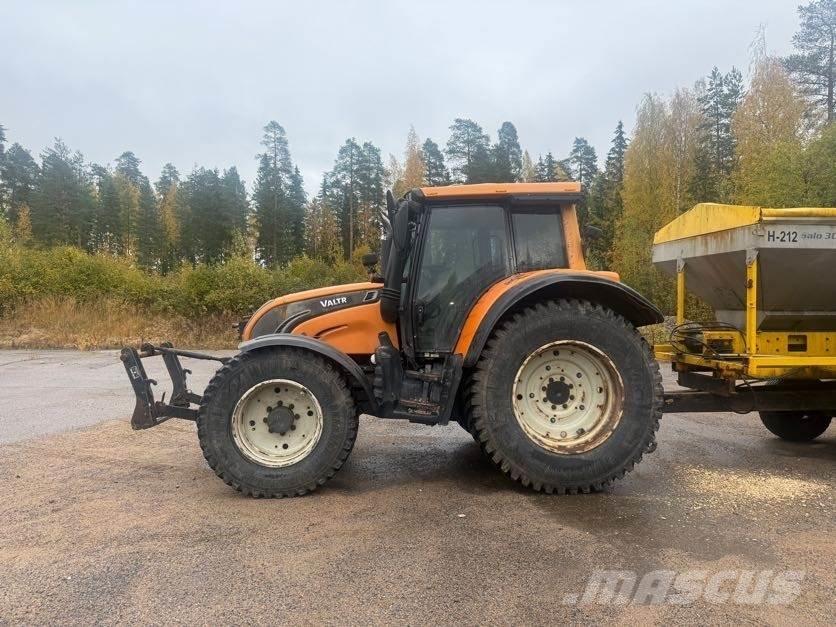 Valtra N142 Traktorit
