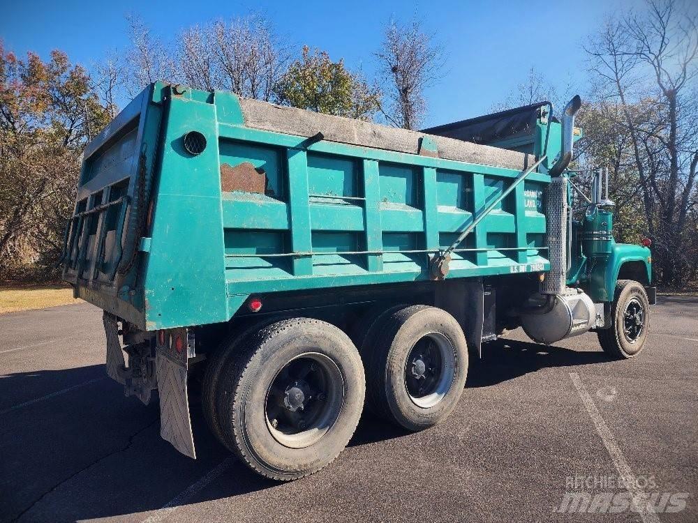 Mack 690S Sora- ja kippiautot