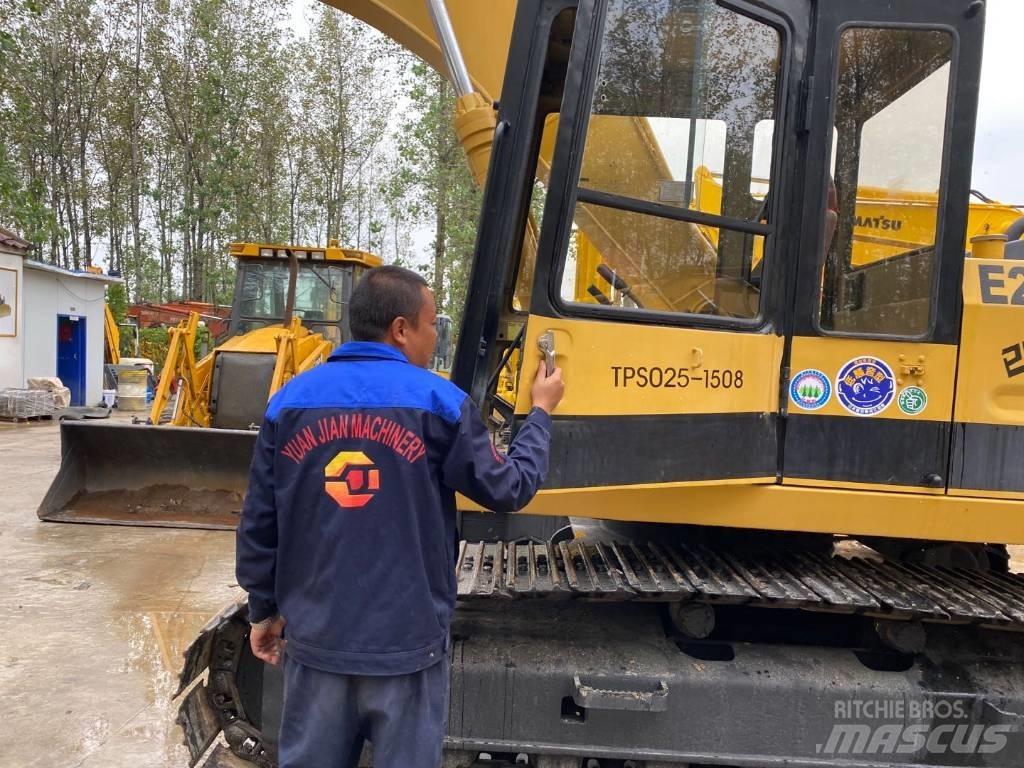 CAT E 200 B Telakaivukoneet