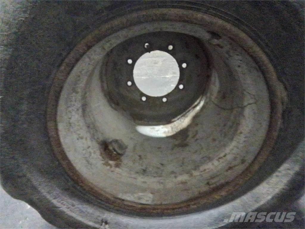 Valmet 820 24x22,5 Renkaat ja vanteet