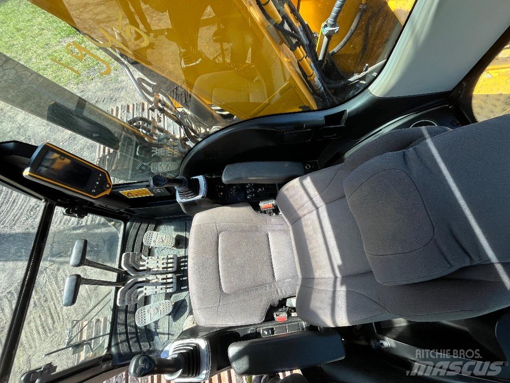JCB JS 220 LC Telakaivukoneet