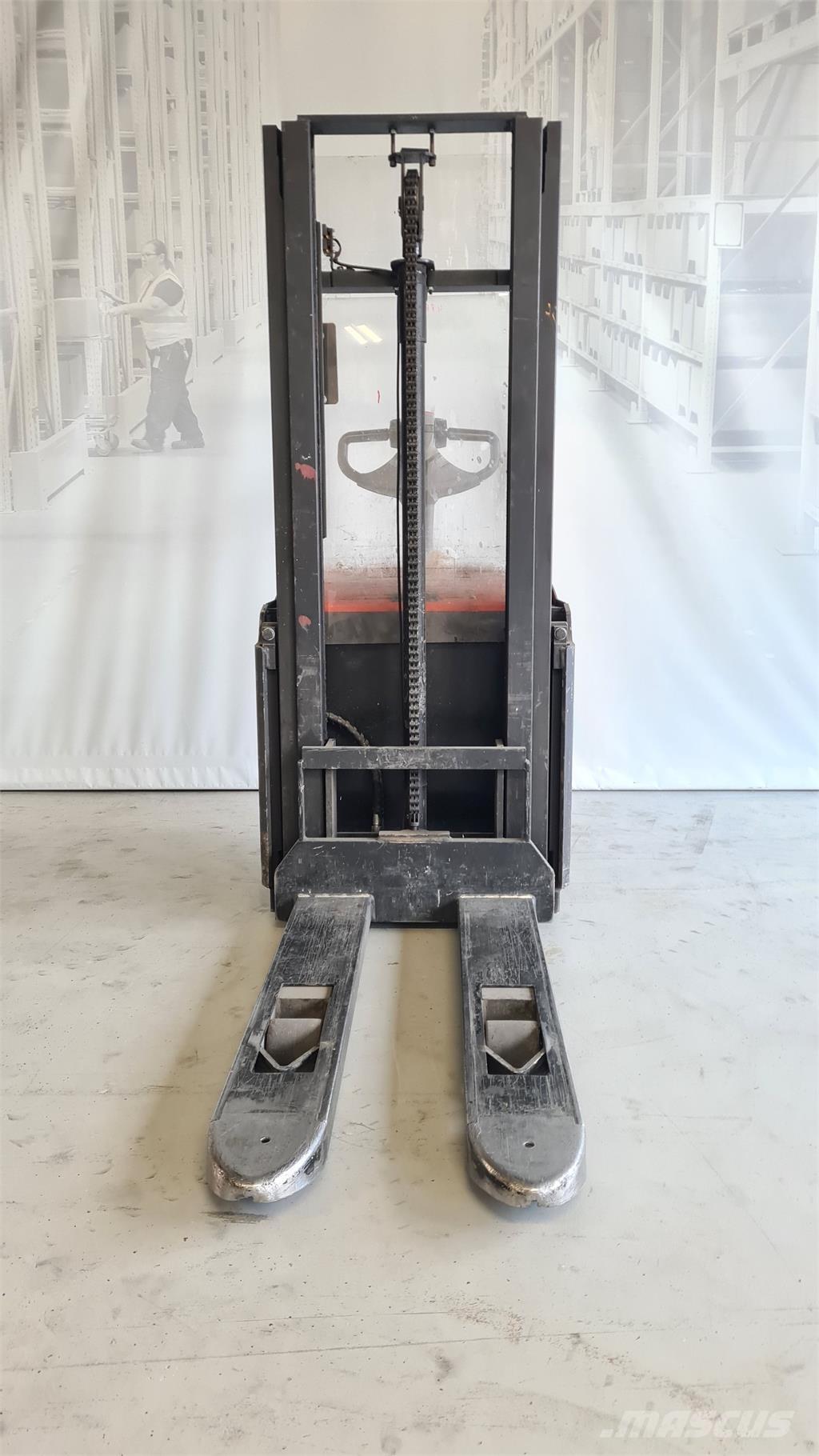 Toyota SWE120 Ajettavat pinoamisvaunut