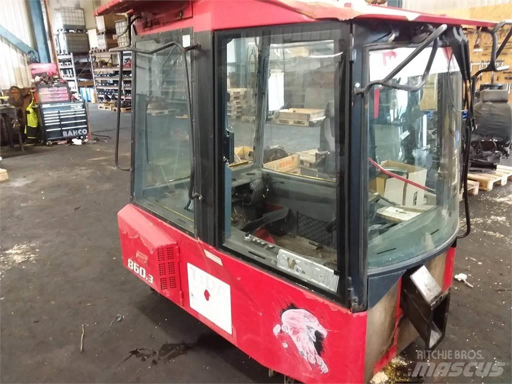 Valmet 860.3 Ohjaamo ja sisusta
