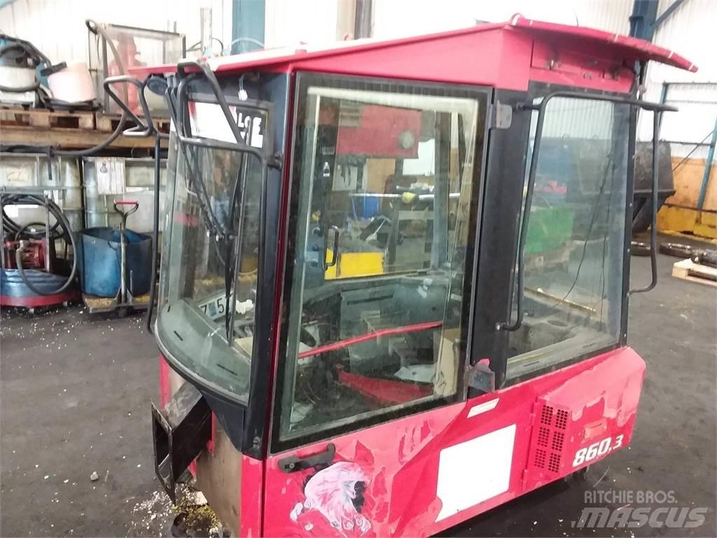 Valmet 860.3 Ohjaamo ja sisusta